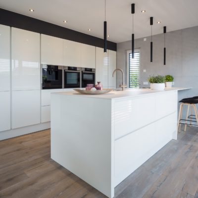Granit Arbeitsplatte auf weißer Küche im modernen Design mit Neff  Küchengeräten - Küchenhaus Thiemann Overath/Vilkerath