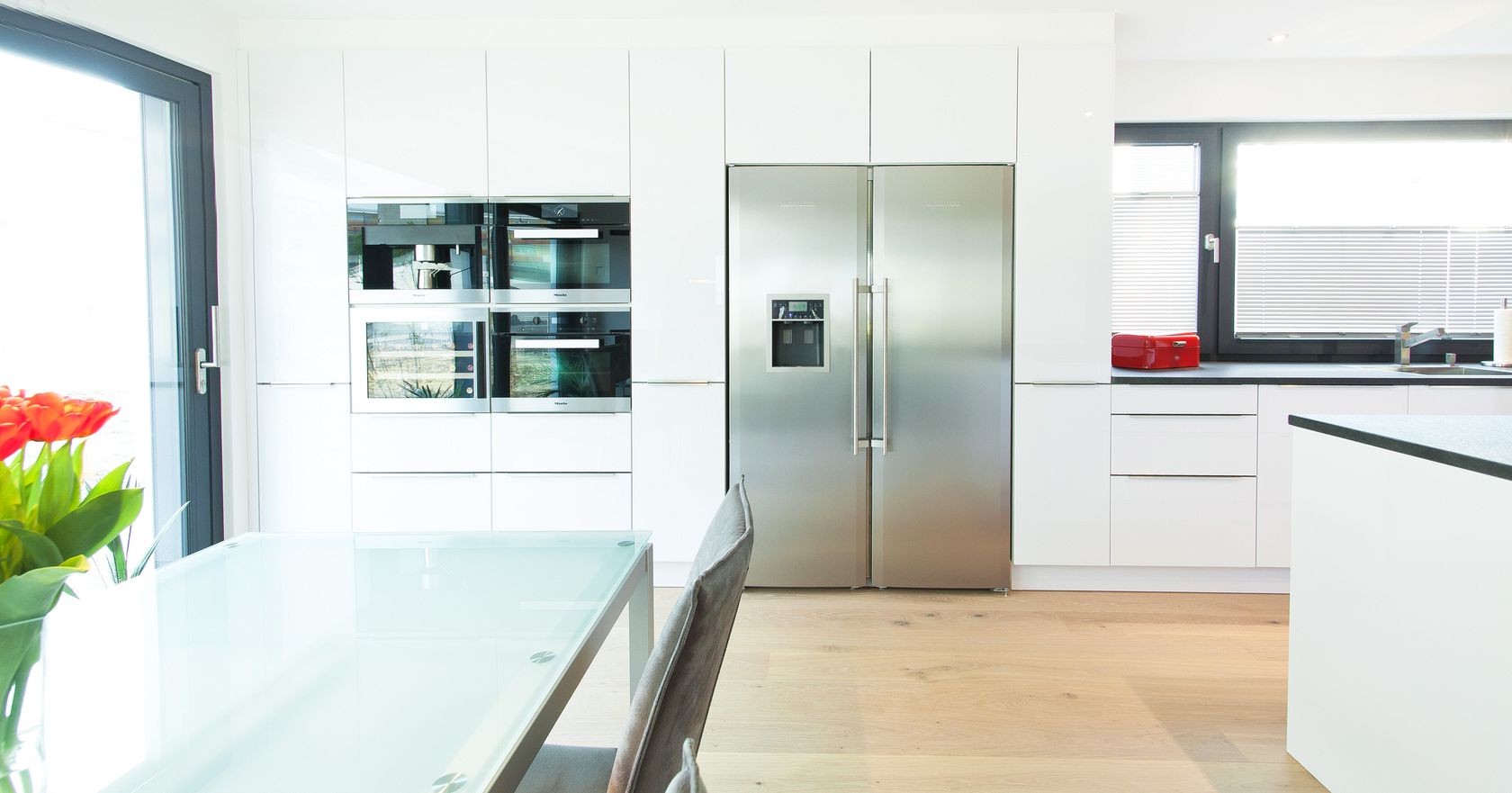 Side-by-Side Kühlschrank in der Küche